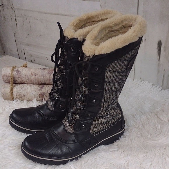 JBU Black and Cream Winter Boots with Faux Fur Trim Size 7 - Picture 1 of 6